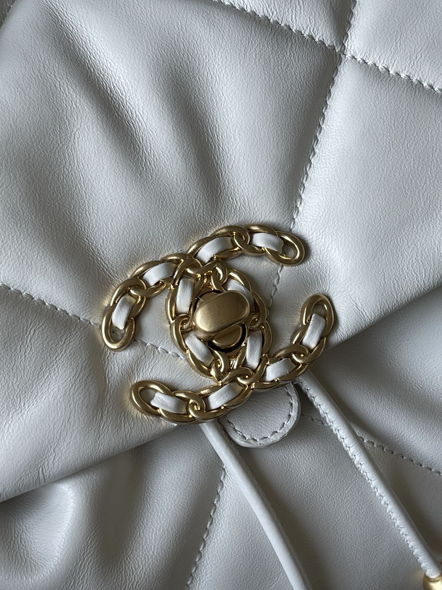 Chane1 24C 19Bag AS4223# White 26x22x16cm