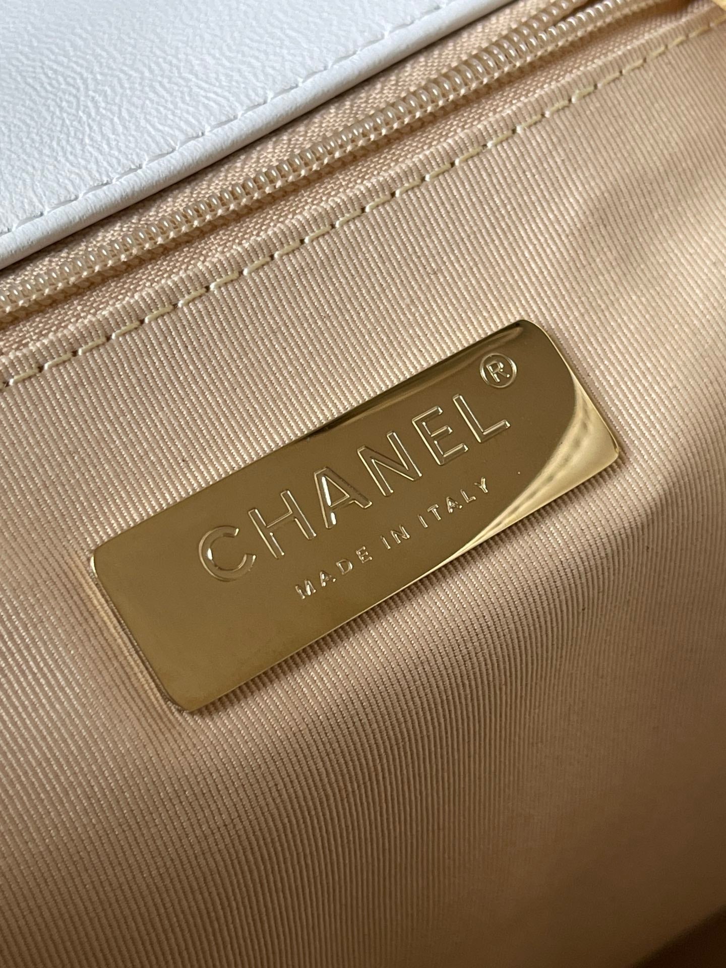 Chane1 24C 19Bag AS4223# White 26x22x16cm