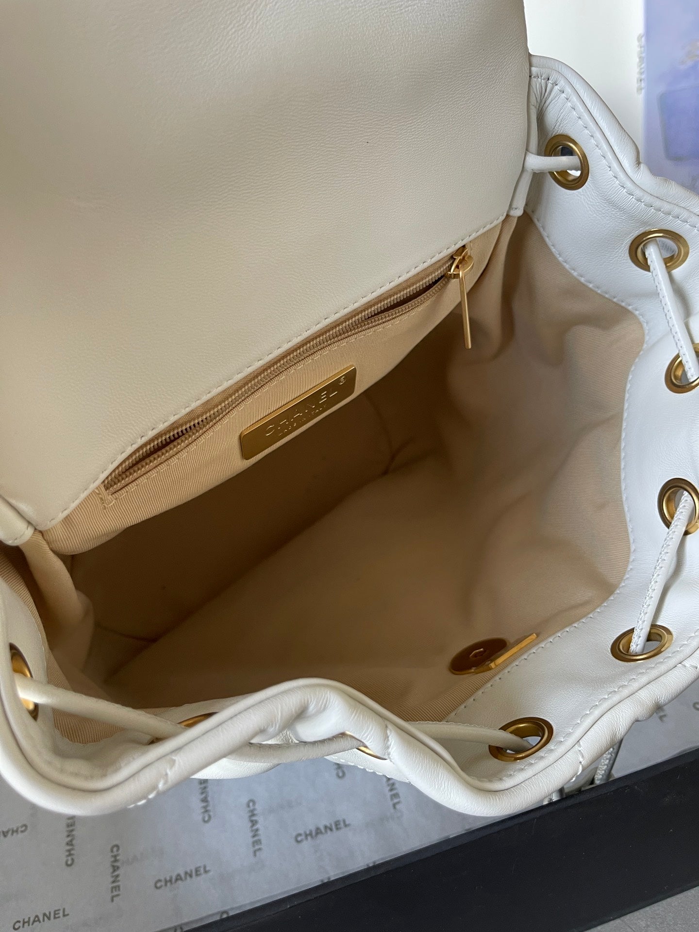 Chane1 24C 19Bag AS4223# White 26x22x16cm