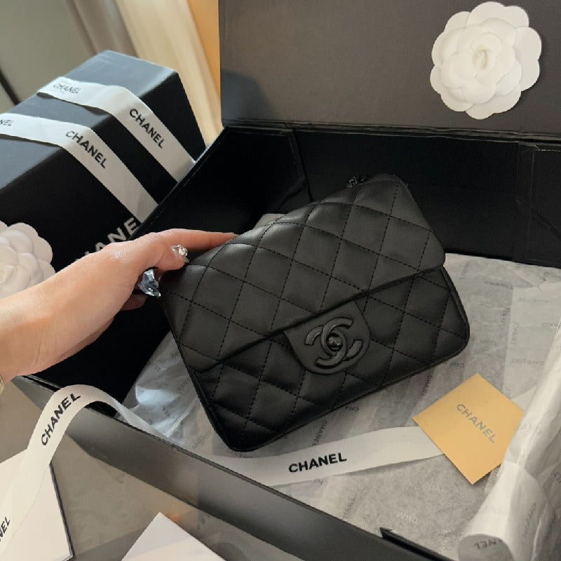 Chanel chain shoulder bag